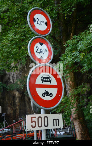 vehicle restrictions on mountain road Switzerland Stock Photo