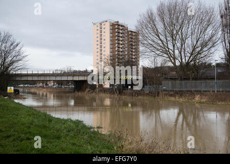 Railway bridge and Shuttleworth House, high rise flats, River Witham, Lincoln Stock Photo
