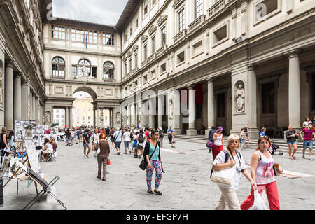 Florence, Italy – August 26,2014:Many tourists strolling in the Uffizi gallery in the middle of the street artist or to go to th Stock Photo