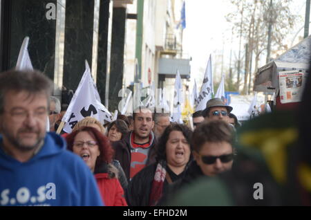 Demonstrators pass through the streets of Athens on their way to the Greek parliament. People living in the Skouries village in the Chalkidiki region of Northern Greece organised a demonstration in Athens against the continuous Gold Mining in their region by Hellas Gold company. They state that the mining pollute the water and the ground that they live. © George Panagakis/Pacific Press/Alamy Live News Stock Photo