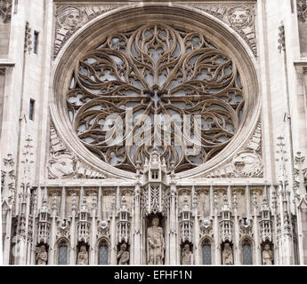 Detail of the exterior of the rose window of St Patrick's Cathedral. Intricate carved stone lattice work and saints Stock Photo