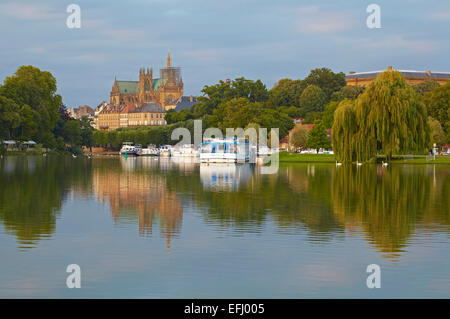 Port de Plaisance and Saint Etienne Cathedral, River Mosel, Metz, Moselle, Region Alsace Lorraine, France, Europe Stock Photo