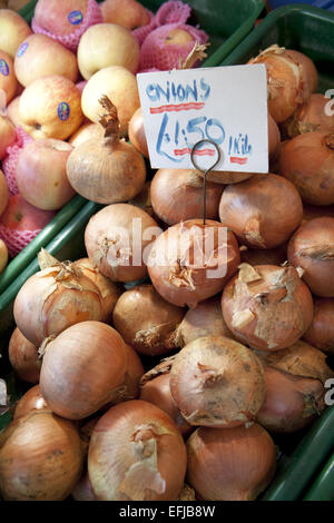 Onions for sale on market stall Stock Photo