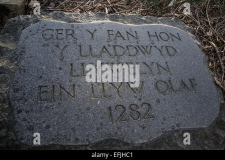 Welsh stone plaque at entrance to the Llywelyn ap Gruffydd memorial at Cilmeri, Powys Stock Photo