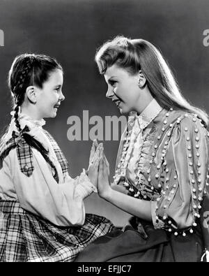 MARGARET O'BRIEN, JUDY GARLAND, MEET ME IN ST. LOUIS, 1944 Stock Photo