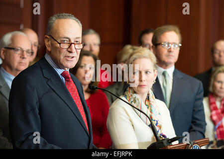 US Senator Chuck Schumer along with Senator Kirsten Gillibrand and families of aviation victims launch a push to protect federal aviation safety regulations during a press briefing February 4, 2015 in Washington, DC. The Republican majority in Congress has indicated they intend to roll back regulations enacted after 9/11 with the reauthorization of the Federal Aviation Administration. Stock Photo