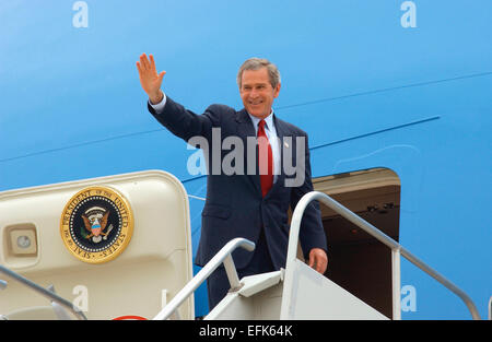 US President George W. Bush waves from the door of Air Force One as he departs from Kirkland Air Force Base  April 29, 2002 in Albuquerque, New Mexico. Stock Photo