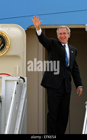 US President George W. Bush waves from the door of Air Force One as he departs from McGuire Air Force Base October 18, 2004 in Lakehurst, New Jersey. Stock Photo
