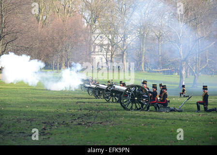 Green Park, London, UK. 6th February 2015. A 41 Gun Salute  takes place in Green Park by the King's Troop Royal Horse Artillery to mark Queen Elizabeth's Accession Day in 1952. Credit:  Matthew Chattle/Alamy Live News Stock Photo