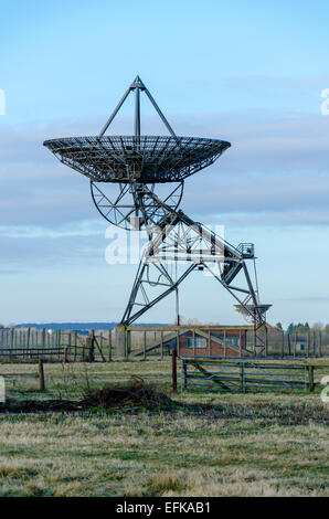 One antenna of the One-Mile Telescope at Mullard Radio Astronomy Observatory radio telescopes, Cambridge Stock Photo