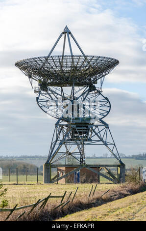 One antenna of the One-Mile Telescope at Mullard Radio Astronomy Observatory radio telescopes, Cambridge Stock Photo