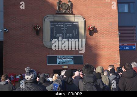 Manchester, UK  6th February  2015  Fans pay ing their respect  at the memorial outside Old Trafford Football Ground. 23 of the 44 passengers, including players, back room staff and journalists, died when the plane crashed in a blizzard as it tried to take off from Munich Airport after the European Cup match with Red Star Belgrade. Credit:  John Fryer/Alamy Live News Stock Photo