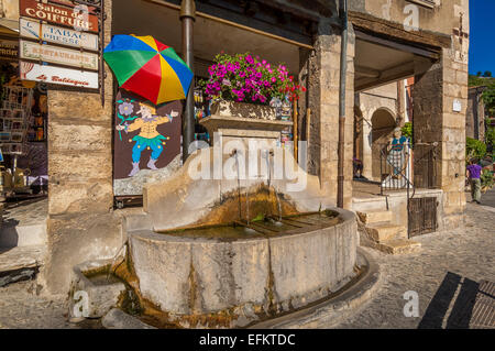 Fontaine Village of Moustiers Ste Marie, Alpes de Haute Provence, Parc Naturel Regional du Verdon, ( Labellisé Les Plus Beaux Villages de France ) Stock Photo