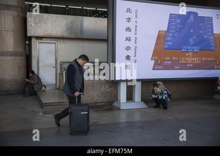 Beijing, China. 6th Feb, 2015. At Beijing Western Railway Station. The Spring Festival Travel Rush, also known as Chunyun in Chinese is considered to be the largest annual migration. The 2015 Spring Festival Travel rushÂ is from Feb.4 to Mar. 15, during whichÂ train tickets are under great demand. The number of passengers is expected to reach 2,807 millions during the Spring Festival peak travel season this year. © Jiwei Han/ZUMA Wire/Alamy Live News Stock Photo
