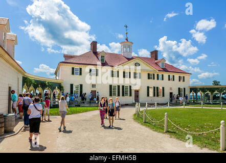 Visitors outside the front of President George Washington's plantation mansion at Mount Vernon, Fairfax County, Virginia, USA Stock Photo