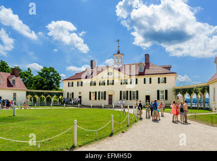 Visitors outside the front of President George Washington's plantation mansion at Mount Vernon, Virginia, USA Stock Photo