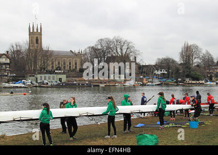 Barn Elms Rowing Club Wj16a.8+ Prepare To Launch. Hampton Head (junior 