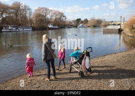 The London Borough of Richmond upon Thames in south-west London, England, UK 8th Feb, 2015.  People along the Thames River pathway enjoying the sunny winter weather as temperatures reach 10 degrees in Richmond, Outer London, UK Credit:  Jeff Gilbert/Alamy Live News Stock Photo