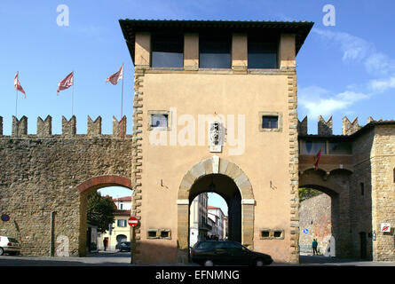 Italien arezzo porta lorentino stadtmauer hi res stock photography