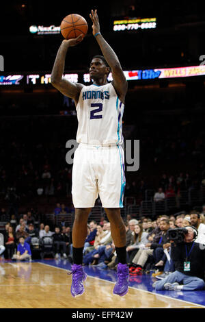 Charlotte Hornets' Marvin Williams (2) shoots over Golden State ...