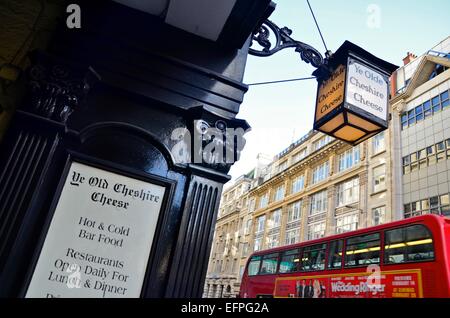 Ye Olde Cheshire Cheese pub, Fleet Street, London, England, UK Stock Photo