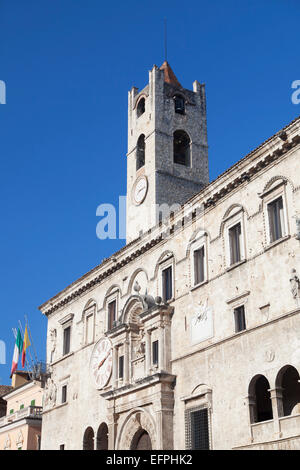 Palazzo dei Capitani del Popolo in Piazza del Popolo, Ascoli Piceno, Le Marche, Italy, Europe Stock Photo