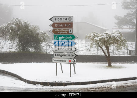 Sicily, Italy. 09th Feb, 2015. Italy Weather: Cold wave in Sicily. Snow falls at low altitude in Palermo and in the countries on the slopes of Mount Etna. Several problems for motorists, the means Anas are working to free up the asphalt from the snow. Credit:  Wead/Alamy Live News Stock Photo