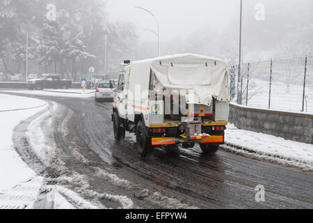 Sicily, Italy. 09th Feb, 2015. Italy Weather: Cold wave in Sicily. Snow falls at low altitude in Palermo and in the countries on the slopes of Mount Etna. Several problems for motorists, the means Anas are working to free up the asphalt from the snow. Credit:  Wead/Alamy Live News Stock Photo