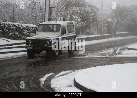 Sicily, Italy. 09th Feb, 2015. Italy Weather: Cold wave in Sicily. Snow falls at low altitude in Palermo and in the countries on the slopes of Mount Etna. Several problems for motorists, the means Anas are working to free up the asphalt from the snow. Credit:  Wead/Alamy Live News Stock Photo