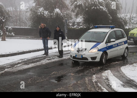 Sicily, Italy. 09th Feb, 2015. Italy Weather: Cold wave in Sicily. Snow falls at low altitude in Palermo and in the countries on the slopes of Mount Etna. Several problems for motorists, the means Anas are working to free up the asphalt from the snow. Credit:  Wead/Alamy Live News Stock Photo