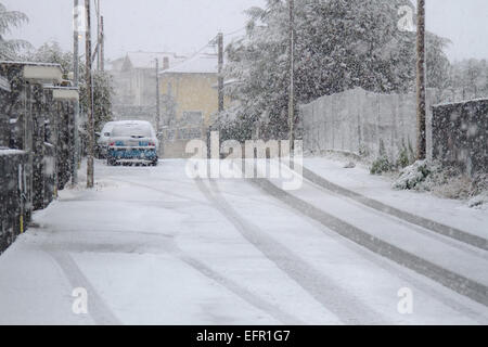 Sicily, Italy. 09th Feb, 2015. Italy Weather: Cold wave in Sicily. Snow falls at low altitude in Palermo and in the countries on the slopes of Mount Etna. Several problems for motorists, the means Anas are working to free up the asphalt from the snow. Credit:  Wead/Alamy Live News Stock Photo