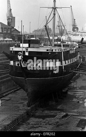 AJAXNETPHOTO. - 16TH FEBRUARY, 1972. SOUTHAMPTON, ENGLAND. - WOODEN WALL REFIT -  T.S. FOUDROYANT (EX TRINCOMALEE) UNDERGOING REPAIRS IN NR. 5 DRY DOCK.  PHOTO:JONATHAN EASTLAND/AJAX REF:357207 4 1 Stock Photo