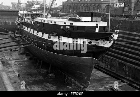 AJAXNETPHOTO. - 16TH FEBRUARY, 1972. SOUTHAMPTON, ENGLAND. - WOODEN WALL REFIT -  T.S. FOUDROYANT (EX TRINCOMALEE) UNDERGOING REPAIRS IN NR. 5 DRY DOCK.  PHOTO:JONATHAN EASTLAND/AJAX REF:357207 7 1 Stock Photo