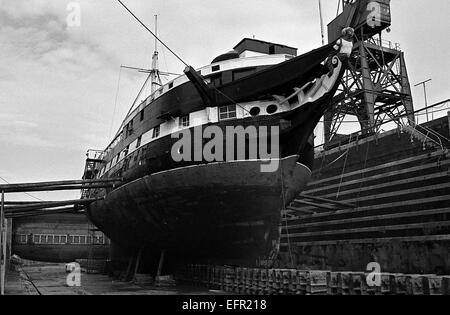 AJAXNETPHOTO. - 16TH FEBRUARY, 1972. SOUTHAMPTON, ENGLAND. - WOODEN WALL REFIT -  T.S. FOUDROYANT (EX TRINCOMALEE) UNDERGOING REPAIRS IN NR. 5 DRY DOCK.  PHOTO:JONATHAN EASTLAND/AJAX REF:357207 9 1 Stock Photo