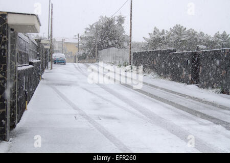 Sicily, Italy. 09th Feb, 2015. Italy Weather: Cold wave in Sicily. Snow falls at low altitude in Palermo and in the countries on the slopes of Mount Etna. Several problems for motorists, the means Anas are working to free up the asphalt from the snow. Credit:  Wead/Alamy Live News Stock Photo