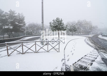 Sicily, Italy. 09th Feb, 2015. Italy Weather: Cold wave in Sicily. Snow falls at low altitude in Palermo and in the countries on the slopes of Mount Etna. Several problems for motorists, the means Anas are working to free up the asphalt from the snow. Credit:  Wead/Alamy Live News Stock Photo