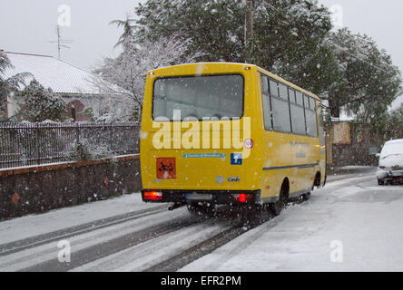 Sicily, Italy. 09th Feb, 2015. Italy Weather: Cold wave in Sicily. Snow falls at low altitude in Palermo and in the countries on the slopes of Mount Etna. Several problems for motorists, the means Anas are working to free up the asphalt from the snow. Credit:  Wead/Alamy Live News Stock Photo