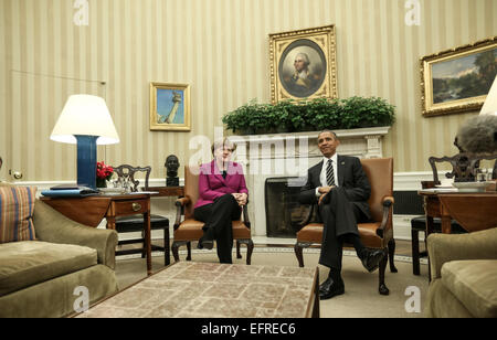 German Chancellor Angela Merkel (l, CDU) talks to US President Barack Obama in the Oval Office of the White House in  Washington DC, USA, 09 February 2015. Merkel is on a one-day trip to the US in preparation for the forthcoming G7 Summit. Foto: Michael Kappeler/dpa Stock Photo