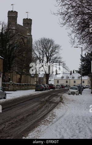 Whittlesea Road Thorney and Thorney Abbey in the snow Stock Photo