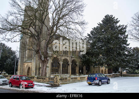 Whittlesea Road Thorney and Thorney Abbey in the snow Stock Photo