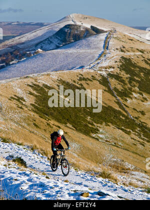 A mountain biker on The 'Great Ridge' between Mam Tor and Lose Hill in the Peak District National Park in winter Stock Photo