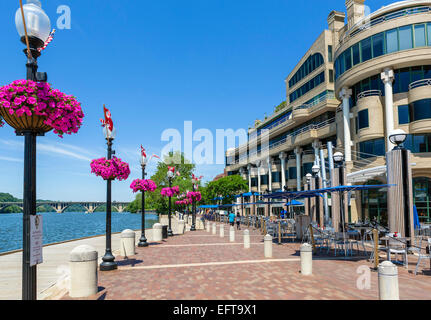 Waterfront cafes and restaurants in the Washington Harbor development, Georgetown, Washington DC, USA Stock Photo