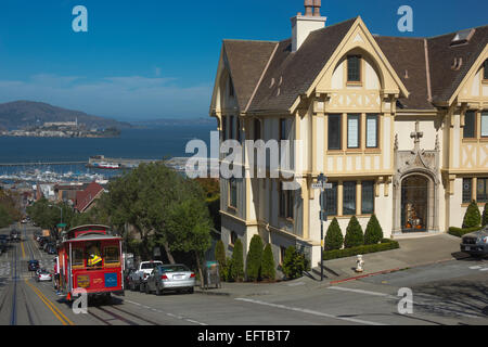 RED CABLE CAR FRANCISCO STREET VICTORIAN MANSION HYDE STREET  SAN FRANCISCO CALIFORNIA USA Stock Photo