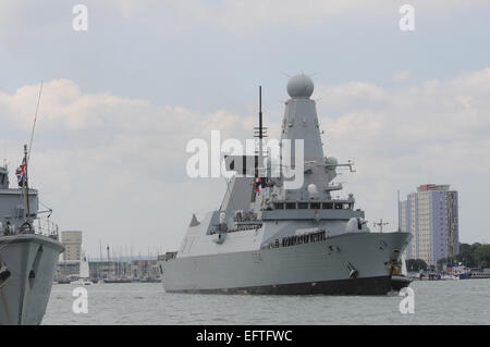 HMS DIAMOND RETURNS TO PORTSMOUTH AFTER HELPING TO BANISH CHEMICAL WEAPONS FROM SYRIA. PIC MIKE WALKER, MIKE WALKER PICTURES Stock Photo