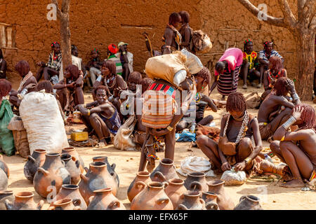 Women From The Hamer Tribe At The Monday Market In Turmi, Omo Valley, Ethiopia Stock Photo