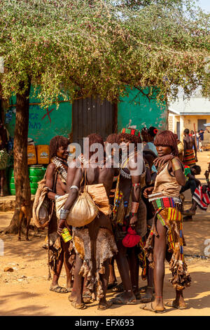 A Group Of Women From The Hamer Tribe Chatting At The Monday Market In Turmi, Omo Valley, Ethiopia Stock Photo