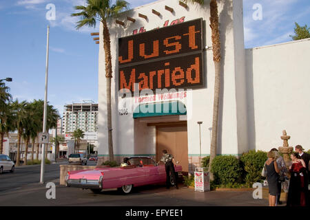 Elvis delivers the bride in a pink Cadillac at Viva Las Vegas chapel in Las Vegas, Nevada Stock Photo