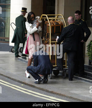 Naomi Campbell mit Hund und Louis Vuitton Designer Gepäck im 6er Set The  Dorchester Hotel in London Stockfotografie - Alamy