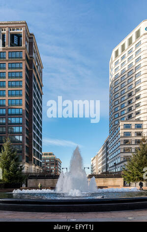 The fountain in Cabot Square, Canary Wharf, London's second business district Stock Photo