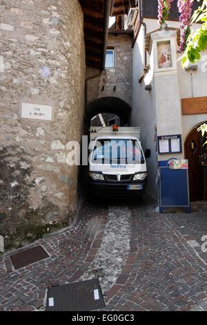 Narrow streets and historic buildings dominate the old town of Limone. Limone sul Garda is located on the western shore of Lake Garda in the province of Brescia, in Lombardy, Italy. Photo: Klaus Nowottnick Date: August 28, 2014 Stock Photo